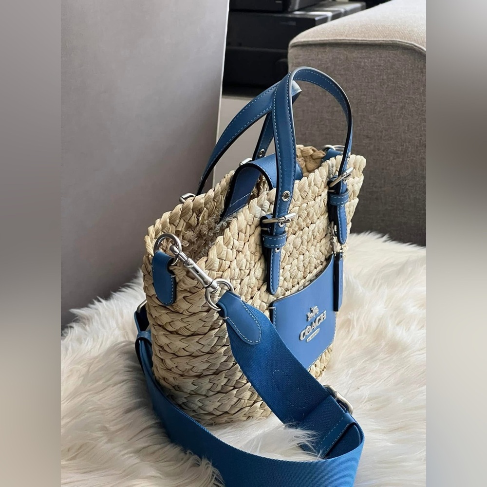 CJ519 - Coach Small Tote - Picture 3 of 13